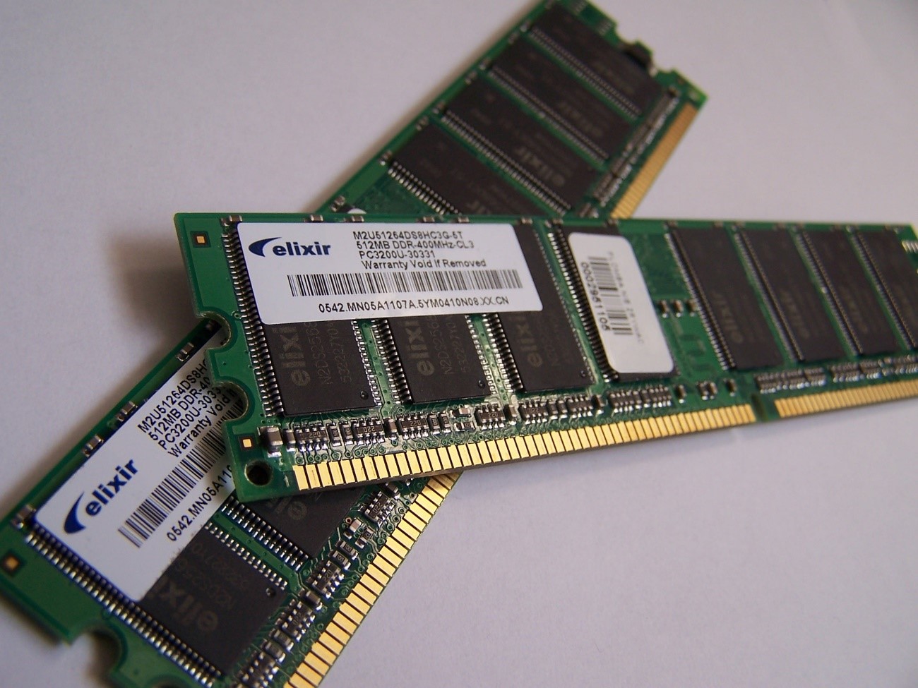 A Memória RAM é a peça-chave que permite o armazenamento temporário dos arquivos que estão sendo executados no momento. Diferente do HD, ao desligar o computador ela não armazena os dados que foram abertos durante o uso, ou seja, podemos entender que ela é um espaço temporário de trabalho. 
