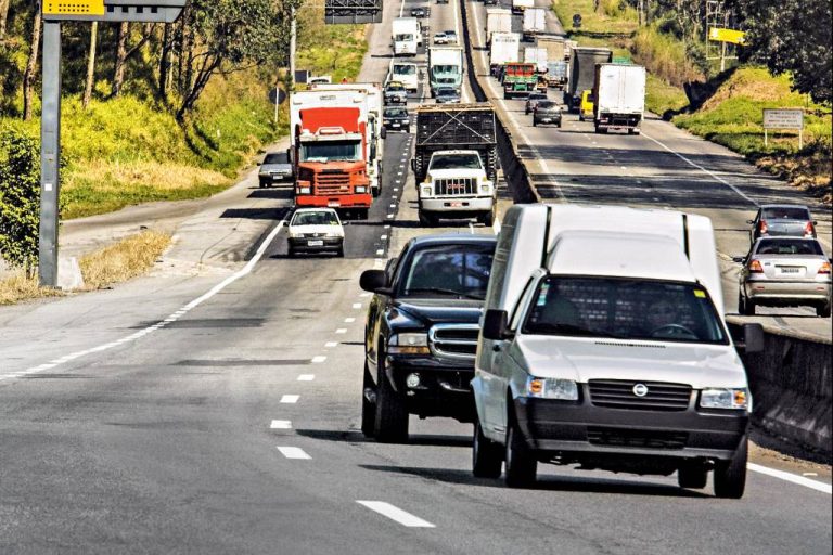 Posso ultrapassar pela direita em rodovia de duas faixas?